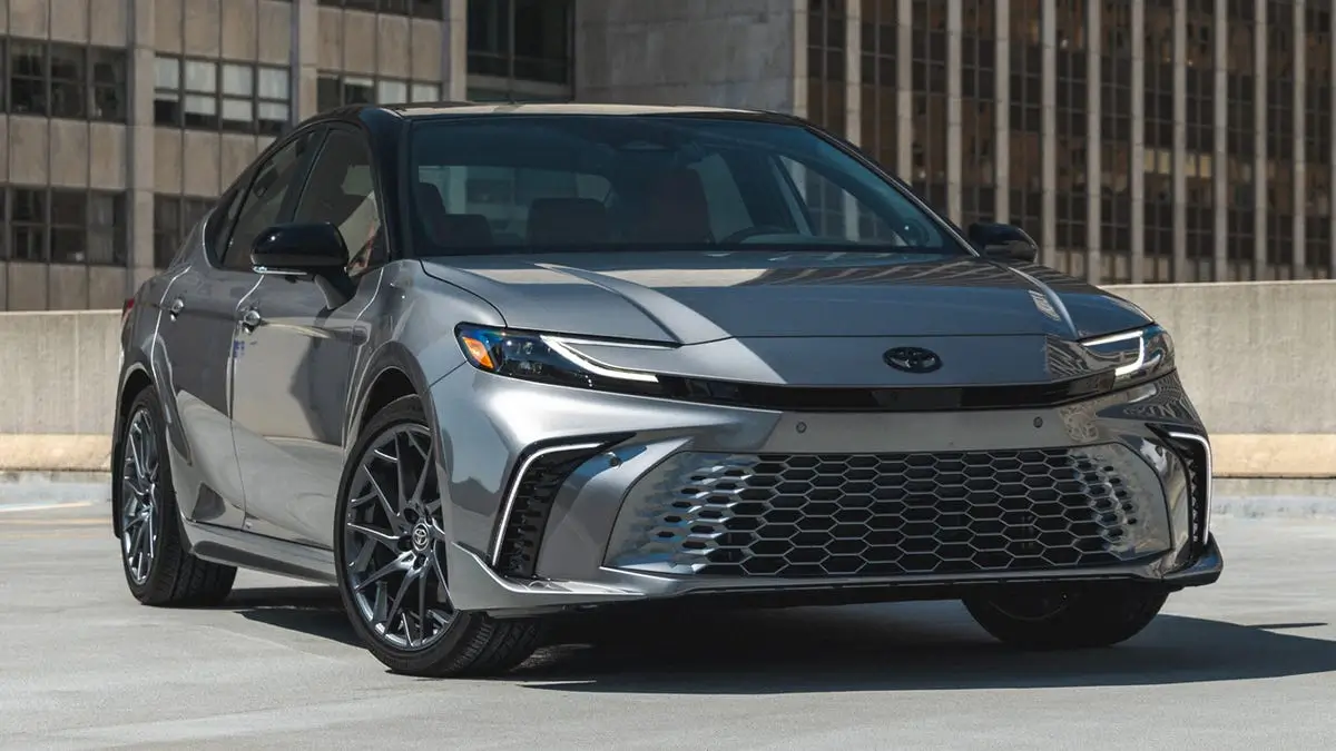 2025 Toyota Camry Breaks Cover: Hybrid-Only Sedan with 51 MPG Efficiency and Modern Upgrades